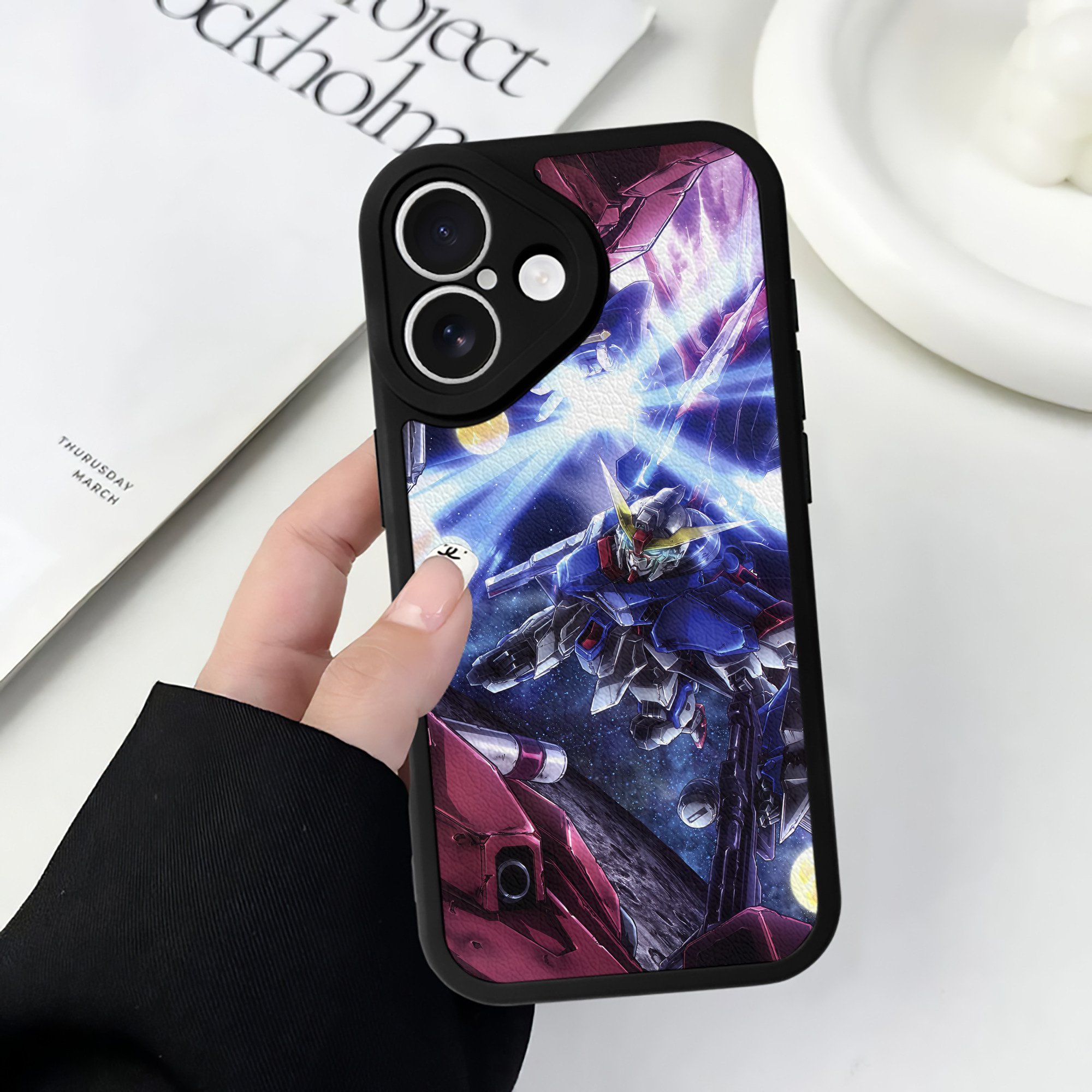 （画像用） 機動戦士ガンダム Mobile Suit Gundam 【iPhone 16シリーズ対応】シリコンスマホケース（レザー調） 材質：シリコン